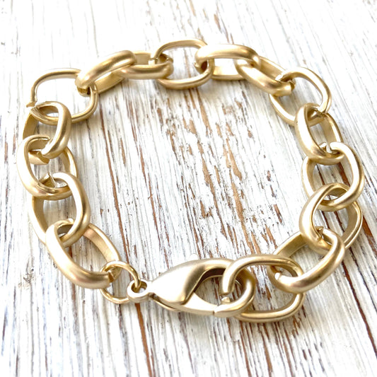 Matte gold oversized links bracelet